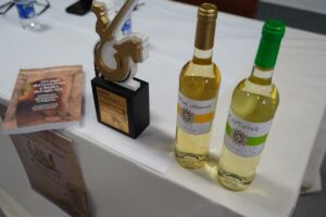 El libro compartió protagonismo con los vinos jóvenes de la cooperativa