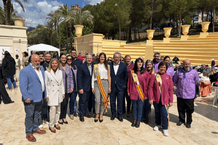 Foto-de-familia-bajo-el-sol-mediterraneo-de-Benidorm