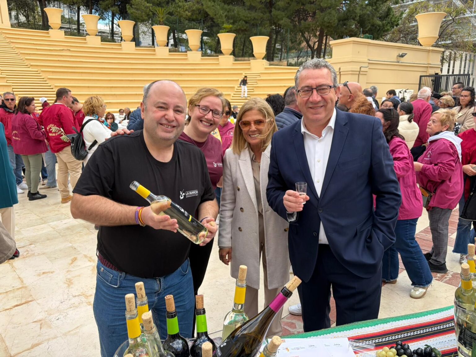 Marcos-Galvan-de-Onda-Cero-y-la-Pta-de-la-Asociacion-de-catadores-de-CLM-junto-a-representanes-del-ayuntamiento-de-Benidorm-1536x1152