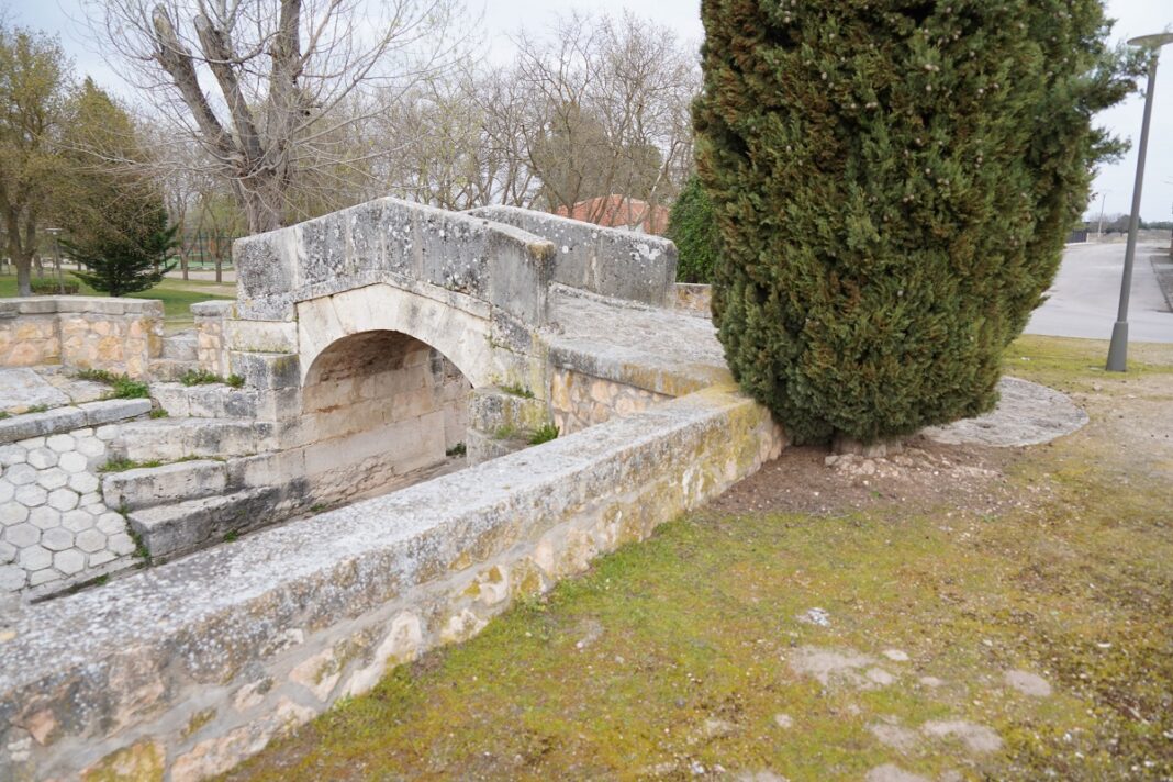 Puente sobre el antiguo Canal del Gran Prior en Alameda de Cervera Puente sobre el antiguo Canal del Gran Prior en Alameda de Cervera
