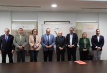 Tomelloso sella la creación de la mayor cooperativa del mundo en Virgen de las Viñas Rafael Torres, Pte de Virgen de las Viñas junto a representantes de la Consejería de Agricultura y alcalde de la localidad
