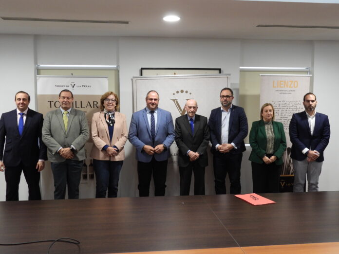 Rafael Torres, Pte de Virgen de las Viñas junto a representantes de la Consejería de Agricultura y alcalde de la localidad