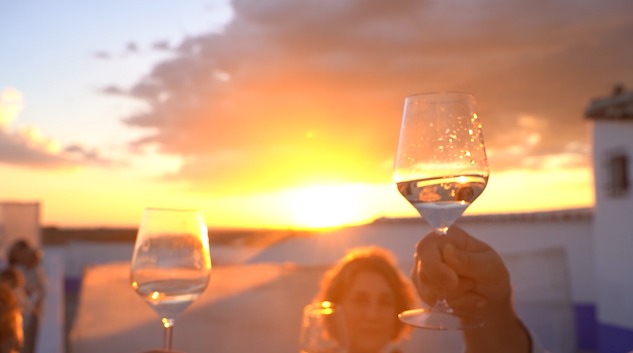 Copas de vino junto a los molinos