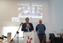 Cervanvino 2026: homenaje al Siglo de Oro y al vino de La Mancha El-Pte.-de-la-Sociedad-Cervantina-de-Alcazar-Juan-B.-Mata-junto-al-gerente-del-Consejo-Regulador-Angel-Ortega