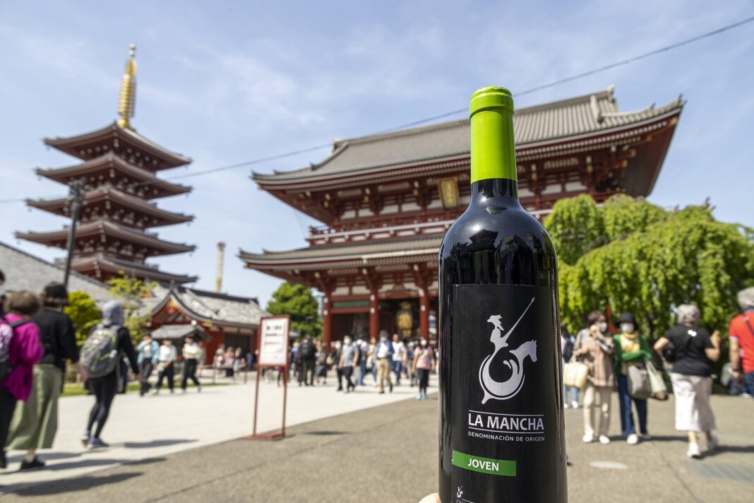 Japón, primer mercado extracomunitario para la Denominación de Origen La Mancha Los vinos DO La Mancha continúan avanzando en su estrategia internacional con una nueva acción promocional en Asia. El Consejo Regulador ha participado en Prowine Tokyo, celebrada en la capital japonesa del 15 al 17 de abril, en lo que supone el primer viaje promocional del año 2026 para la denominación fuera de Europa. La cita llega en un momento clave para el comercio exterior del vino. Aunque el consumo mundial atraviesa una etapa de ralentización, Japón se consolida como mercado prioritario para La Mancha tras el retroceso de otros destinos asiáticos, especialmente China. Japón lidera las importaciones de vino DO La Mancha fuera de la UE El mercado nipón ha pasado a ocupar una posición estratégica para la Denominación de Origen La Mancha. A pesar de que en 2025 las ventas registraron un descenso del 9 %, con un total de 1.096.080 botellas comercializadas, Japón se ha convertido en el primer país extracomunitario importador de vinos DO La Mancha. Este dato confirma el peso creciente de un destino que valora la calidad, la trazabilidad y la diversidad de estilos. Además, el auge del consumo de vinos blancos abre nuevas oportunidades para la región manchega, especialmente para elaboraciones con Airén, variedad autóctona que despierta interés por su perfil fresco y gastronómico. Según Satoe Takahashi, directora de OSK, los vinos elaborados con Airén mantienen una “perfecta consonancia con la comida japonesa”, una combinación especialmente relevante en un mercado donde el maridaje resulta determinante. Prowine Tokyo, una feria en expansión en Asia La edición de 2026 ha sido la tercera convocatoria de Prowine Tokyo, feria que nace como extensión asiática de Prowine Düsseldorf, uno de los encuentros internacionales más importantes del sector celebrado cada año en Alemania. Aunque todavía maneja cifras más reducidas que otras citas globales —con alrededor de 200 expositores—, su evolución apunta claramente al crecimiento. Desde la organización prevén superar los 60.000 visitantes, consolidando a Tokio como un enclave cada vez más relevante para las marcas que buscan posicionarse en Asia. Según explicó Luis Martínez, responsable del departamento internacional del Consejo Regulador, el potencial de la feria la convierte en una referencia a medio plazo dentro del continente asiático. Stand propio y túnel de vinos con 22 bodegas manchegas La presencia de la DO La Mancha fue posible gracias a un stand informativo integrado en el pabellón de la Cámara de Comercio Hispano-Japonesa, además de un espacio de degustación tipo túnel del vino con referencias de 22 bodegas participantes. Las bodegas representadas fueron: Bodegas Ayuso Bodegas Bastida Bodegas Campoameno Bodegas Campos Reales Bodegas Castilblanque Bodegas Cristo de la Vega Bodegas del Saz Bodegas El Progreso Bodegas Entremontes Bodegas La Remediadora Bodegas Latúe Bodegas Pedroheras Bodegas Puente de Rus Bodegas Vedúguez Bodegas Yuntero Bogarve 1915 Félix Solís Finca Antigua J. García Carrión Mont Reaga Vinos Coloman Wine and Company Asia, objetivo estratégico para los vinos manchegos La participación en Tokio responde a una línea clara de trabajo: diversificar mercados y reforzar la presencia de los vinos manchegos en países con capacidad de crecimiento. En un escenario internacional cada vez más competitivo, acciones como Prowine Tokyo permiten posicionar la imagen de La Mancha como origen fiable, competitivo y con gran capacidad de respuesta para distintos perfiles de consumidor.