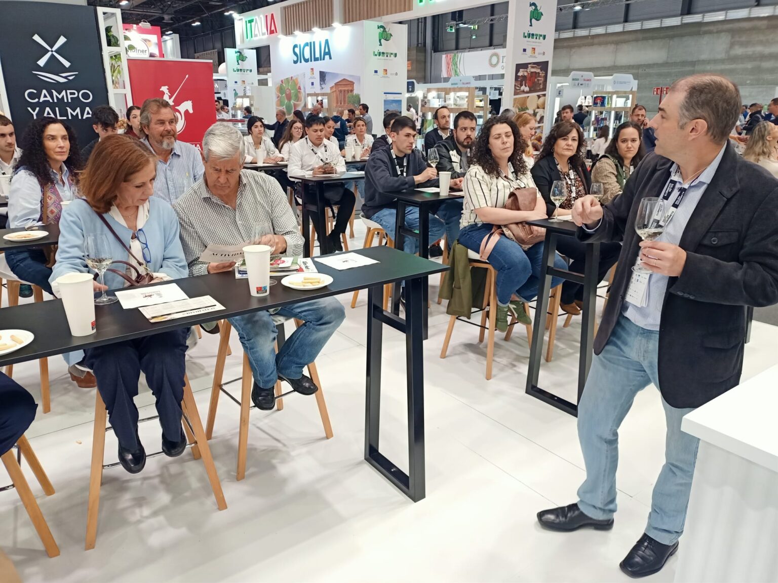 Oscar-Dotor-imparte-la-cata-en-el-stand-Campo-y-Alma-de