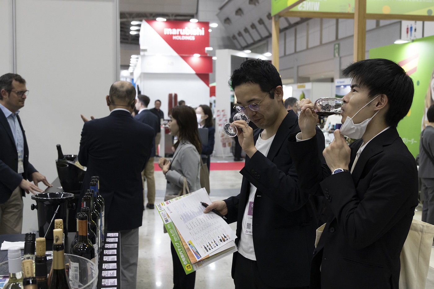 Visitantes-japoneses-catan-vinos-de-La-Mancha-en-Prowine-Tokyo