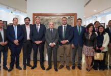 “50 Artistas de la escuela de París” conmemoran el XV Aniversario del Museo Infanta Elena. Autoridades y representantes de Globalcaja posan en la inauguración
