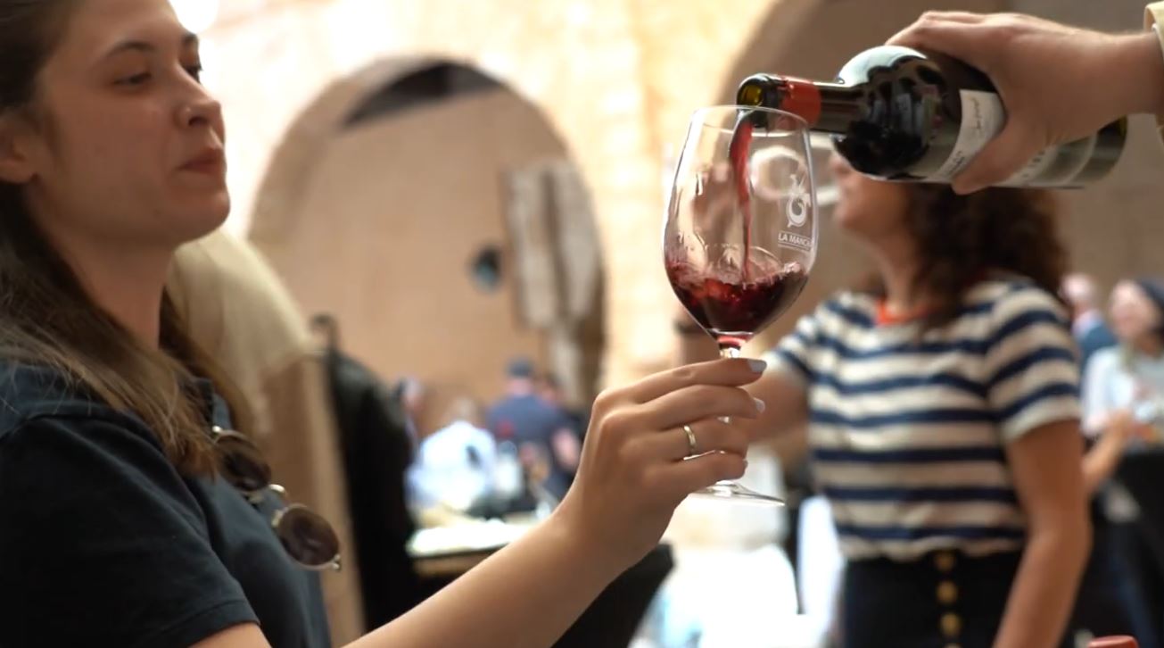 Degustación vino tinto. I Jornadas de Diálogo. Bodegas La Mancha
