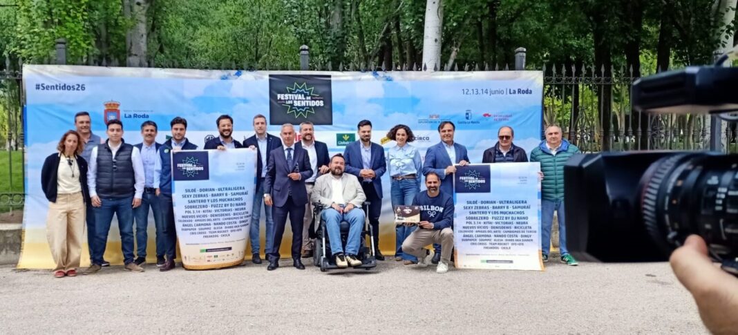 Patrocinadores-del-festival-posan-con-el-cartel-Sentidos26