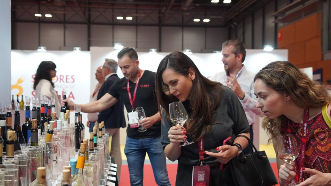 Representantes de FEVIN catan vinos en el stand de la DO La Mancha Representantes de FEVIN catan vinos en el stand de la DO La Mancha