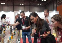 Oportunidad y negocio en WINEMAD para los vinos DO La Mancha. Representantes de FEVIN catan vinos en el stand de la DO La Mancha