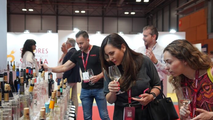 Representantes de FEVIN catan vinos en el stand de la DO La Mancha Representantes de FEVIN catan vinos en el stand de la DO La Mancha
