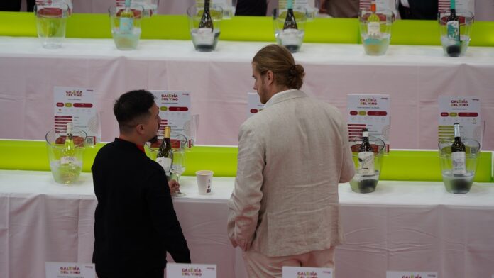 Dos importadores catando en la Galería del vino Dos importadores catando en la Galería del vino