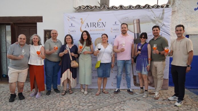 Las bodegas participantes brindan junto a responsables del ayuntamiento y Consejo Regulador Las bodegas participantes brindan junto a responsables del ayuntamiento y Consejo Regulador