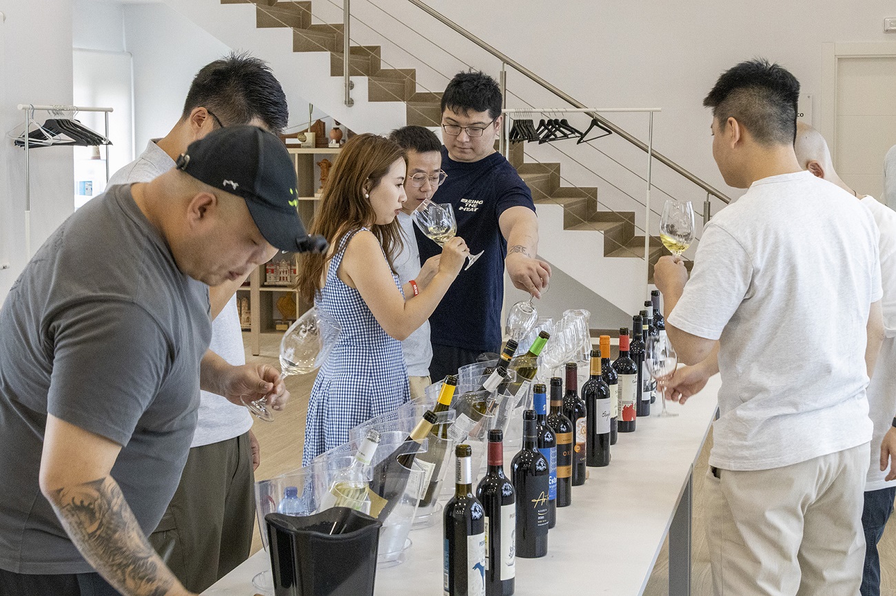 Misión inversa. Catando referencias en una galeria del vino