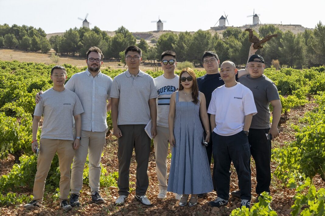 Misión inversa. Profesionales-chinos en un viñedo mancheg