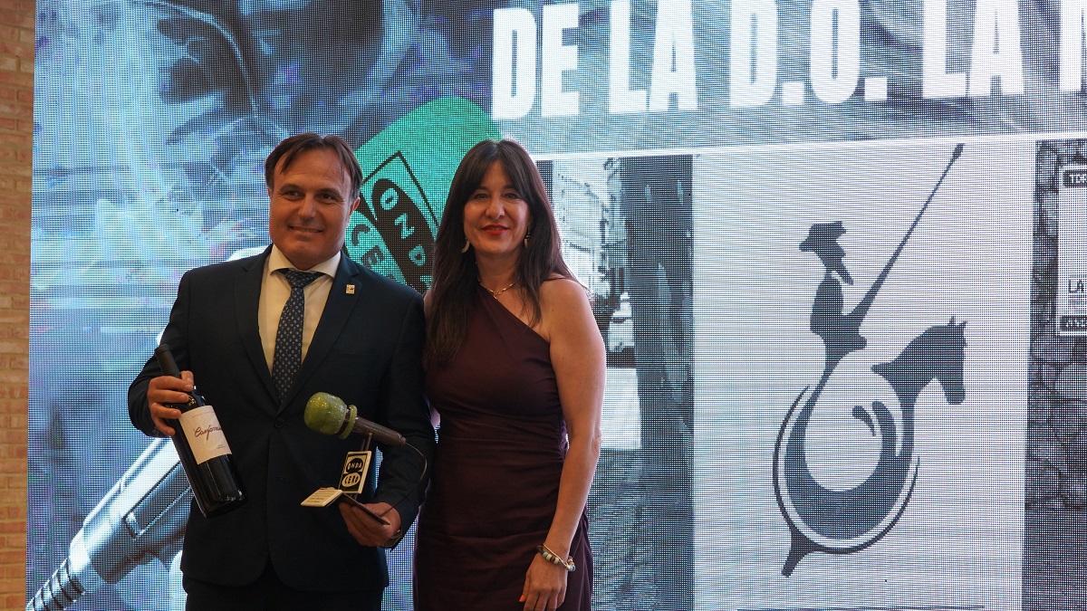 Carlos-David-Bonilla-recoge-el-galardon-de-manos-de-Blanca-Fernandez-delegada-de-la-Junta-en-CR
