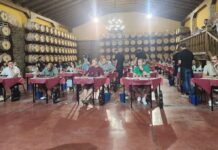 Bodegas Crisve celebra su XLIX Concurso Nacional de Catadores Concurso de Catadores realizado en el patio de barricas de la cooperativa socuellamina