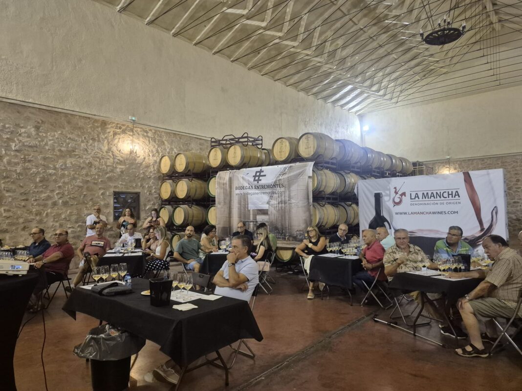 Participantes asisten a la cata en el patio de barricas de Bodegas Entremontes