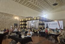 Bodegas Entremontes acerca la cultura del vino a los nuevos consumidores. Participantes asisten a la cata en el patio de barricas de Bodegas Entremontes