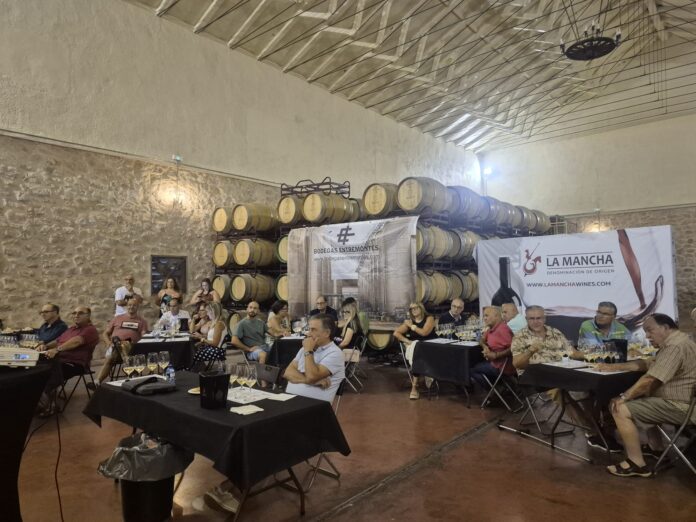 Participantes asisten a la cata en el patio de barricas de Bodegas Entremontes