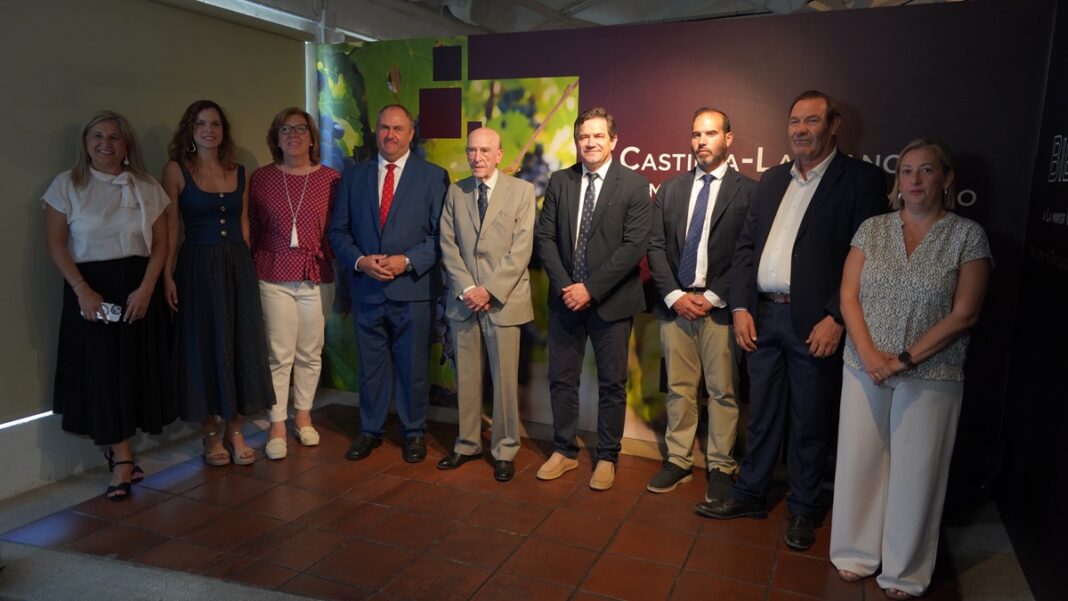 Autoridades y representantes de la cooperativa posan antes de la comida