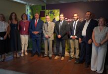 Virgen de las Viñas celebra su tradicional comida de vendimia 2026. Autoridades y representantes de la cooperativa posan antes de la comida