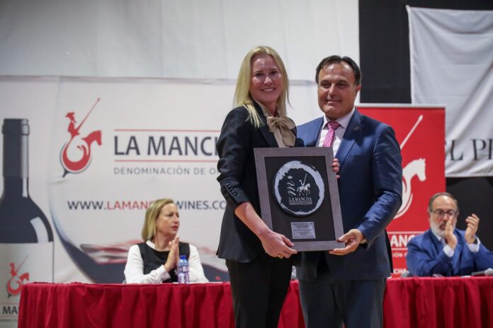 Agata Lozano, recoge el Premio de su padre, Juan Ramón Lozano, por una ‘Vida dedicada al vino’